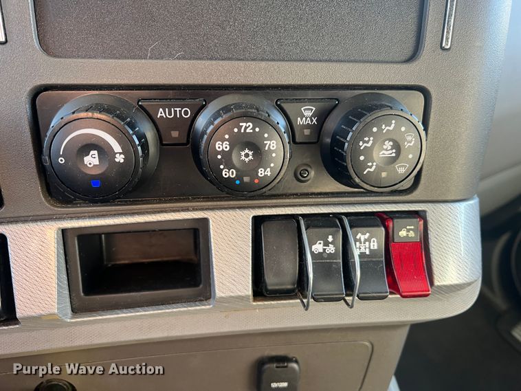 image for item MM9072 2015 Kenworth T680  semi truck