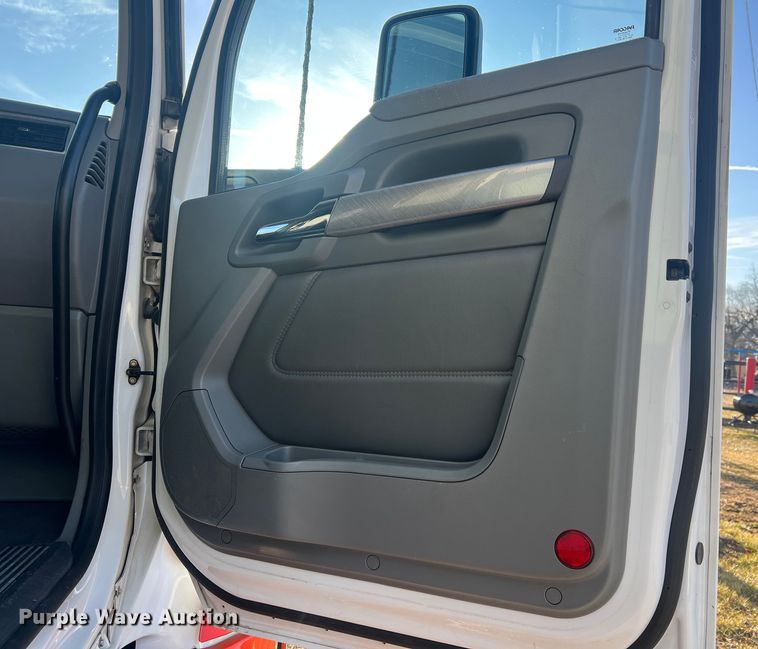 image for item MM9072 2015 Kenworth T680  semi truck