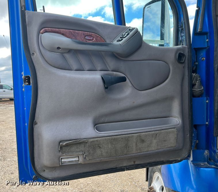 image for item MM9085 2007 Peterbilt 387  semi truck