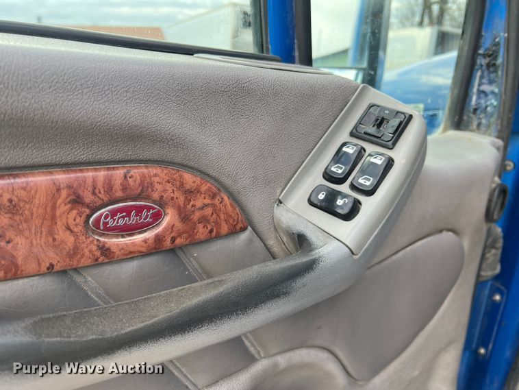 image for item MM9085 2007 Peterbilt 387  semi truck