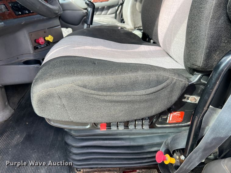 image for item MM9085 2007 Peterbilt 387  semi truck