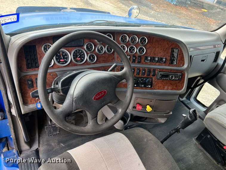 image for item MM9085 2007 Peterbilt 387  semi truck