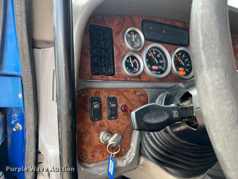 image for item MM9085 2007 Peterbilt 387  semi truck