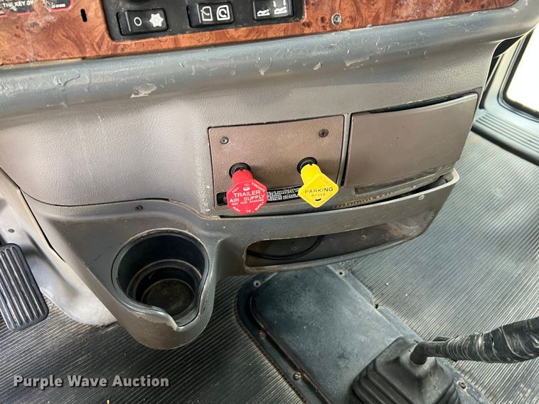 image for item MM9085 2007 Peterbilt 387  semi truck