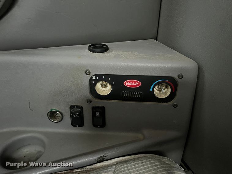 image for item MM9085 2007 Peterbilt 387  semi truck