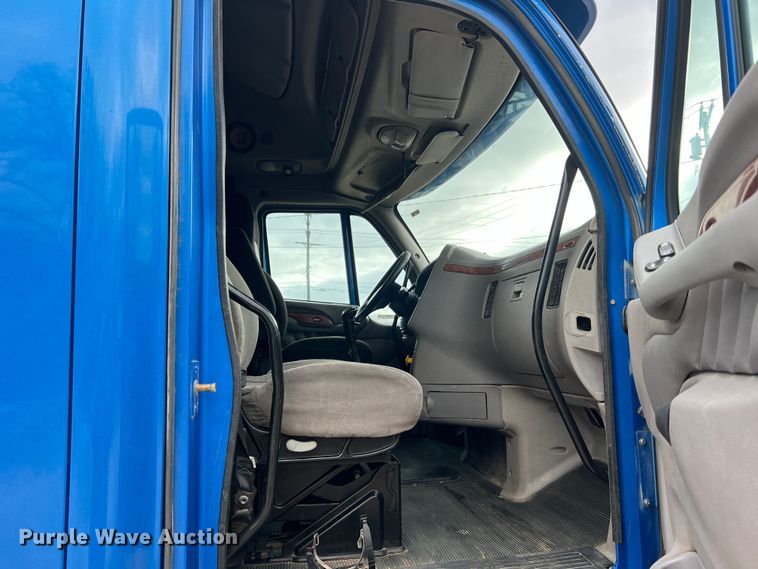 image for item MM9085 2007 Peterbilt 387  semi truck