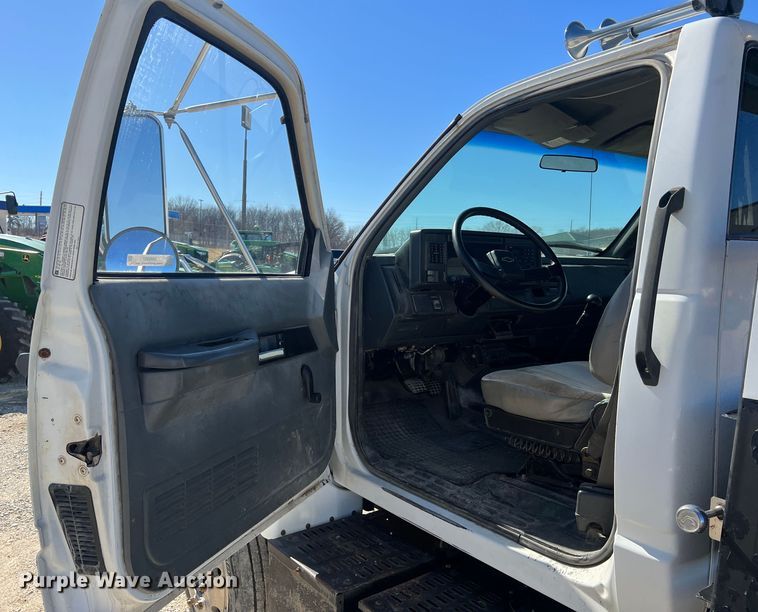 image for item MM9097 2001 Chevrolet C6500  rollback truck