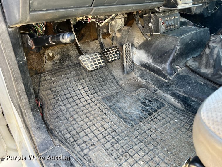 image for item MM9097 2001 Chevrolet C6500  rollback truck