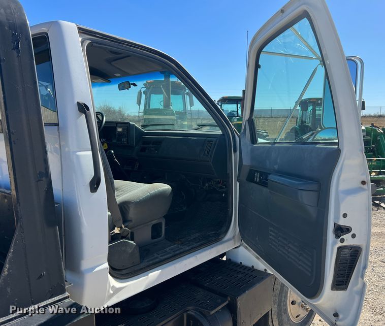 image for item MM9097 2001 Chevrolet C6500  rollback truck