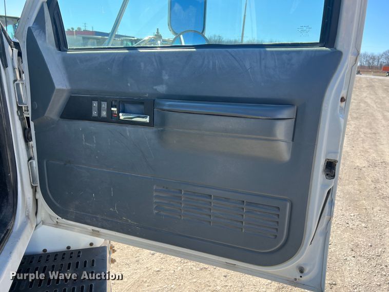 image for item MM9097 2001 Chevrolet C6500  rollback truck