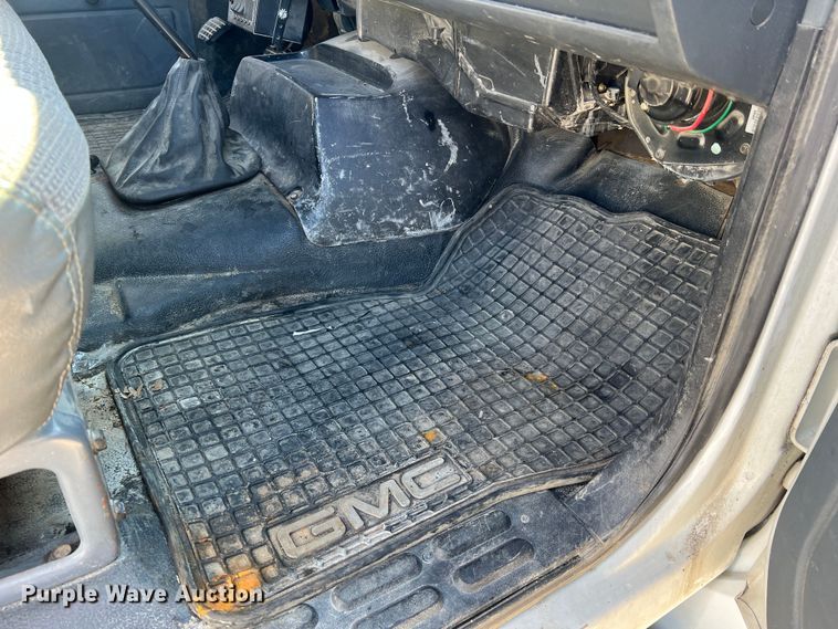 image for item MM9097 2001 Chevrolet C6500  rollback truck