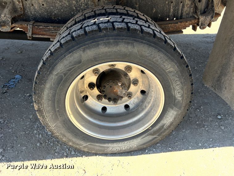 image for item MM9097 2001 Chevrolet C6500  rollback truck