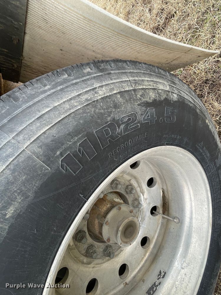 image for item MM9301 1995 Merritt  livestock trailer