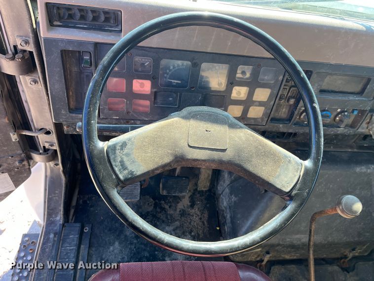 image for item MW9467 1990 International 4900  refrigerated truck