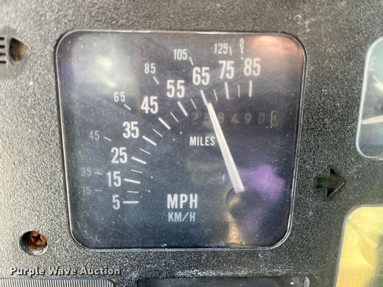 image for item MW9467 1990 International 4900  refrigerated truck