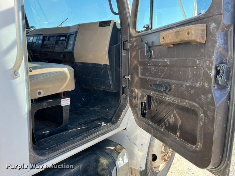 image for item MW9467 1990 International 4900  refrigerated truck