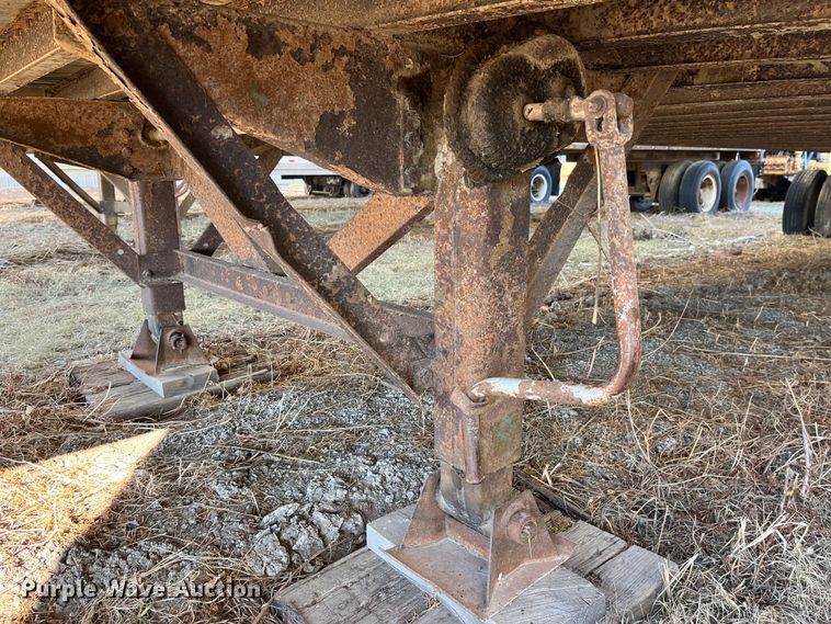 image for item MW9483 1984 Fruehauf F100BX-F2-50-102  dry van trailer