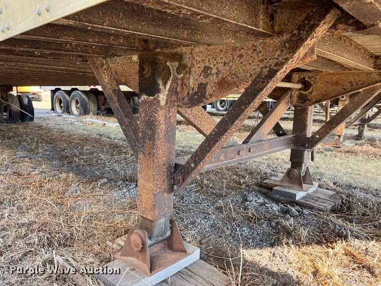 image for item MW9483 1984 Fruehauf F100BX-F2-50-102  dry van trailer