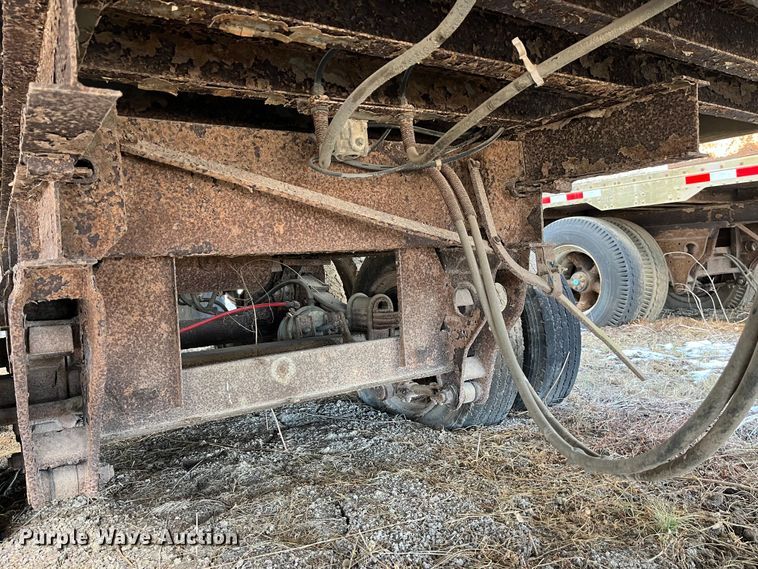 image for item MW9483 1984 Fruehauf F100BX-F2-50-102  dry van trailer