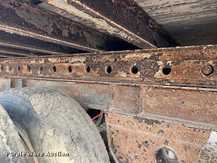 image for item MW9483 1984 Fruehauf F100BX-F2-50-102  dry van trailer