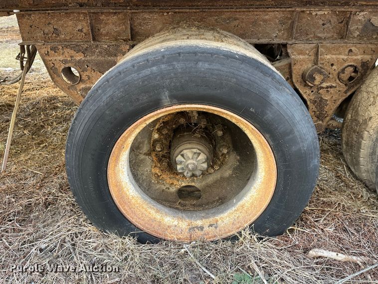 image for item MW9483 1984 Fruehauf F100BX-F2-50-102  dry van trailer