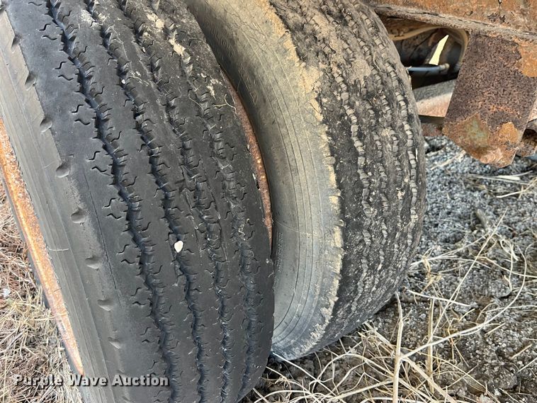 image for item MW9483 1984 Fruehauf F100BX-F2-50-102  dry van trailer