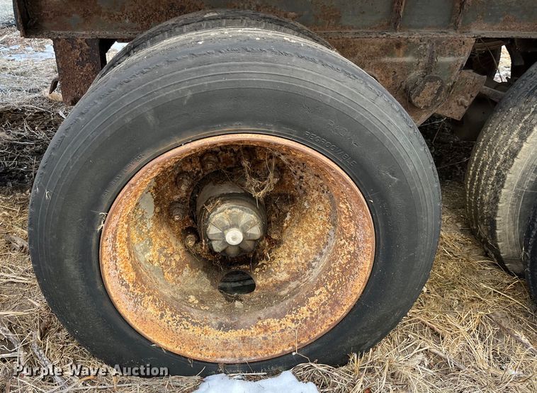 image for item MW9483 1984 Fruehauf F100BX-F2-50-102  dry van trailer