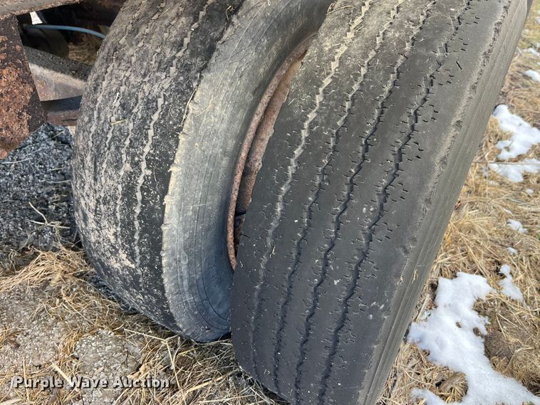 image for item MW9483 1984 Fruehauf F100BX-F2-50-102  dry van trailer