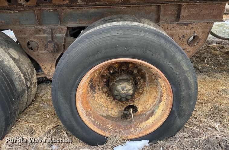 image for item MW9483 1984 Fruehauf F100BX-F2-50-102  dry van trailer