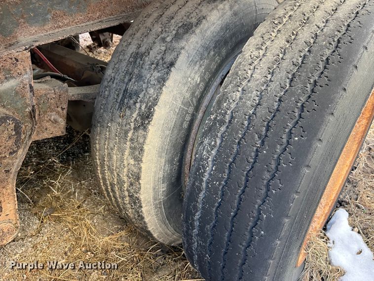 image for item MW9483 1984 Fruehauf F100BX-F2-50-102  dry van trailer