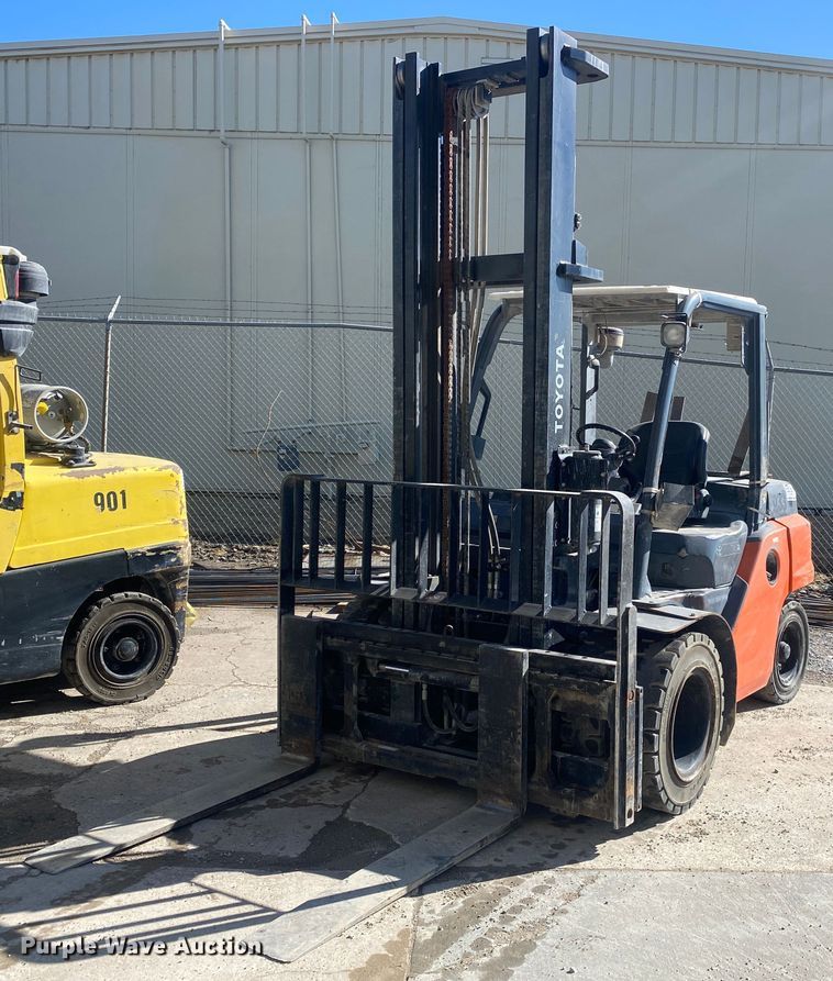 image for item DL7024 Toyota 8FD35U  forklift