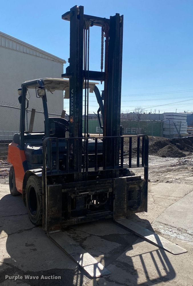 image for item DL7024 Toyota 8FD35U  forklift