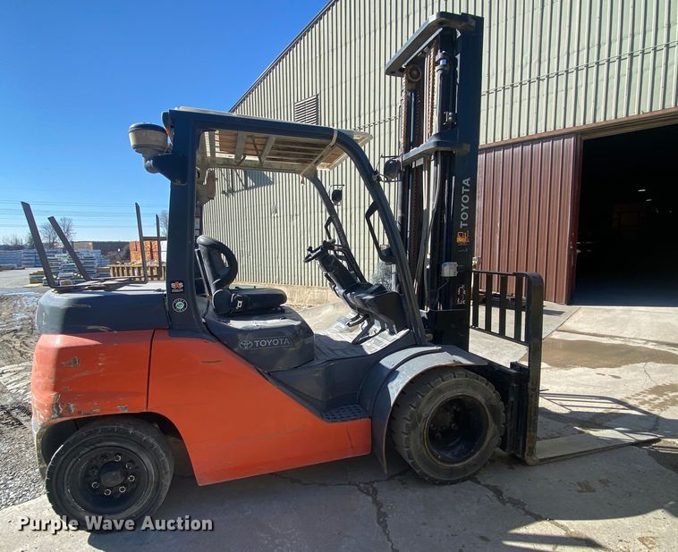 image for item DL7024 Toyota 8FD35U  forklift