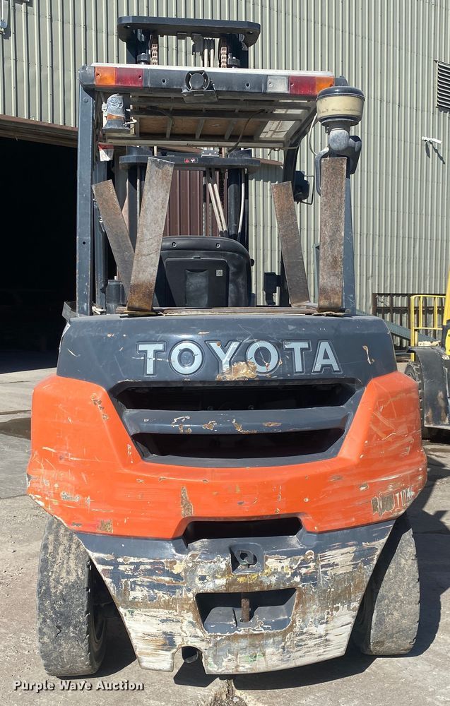 image for item DL7024 Toyota 8FD35U  forklift