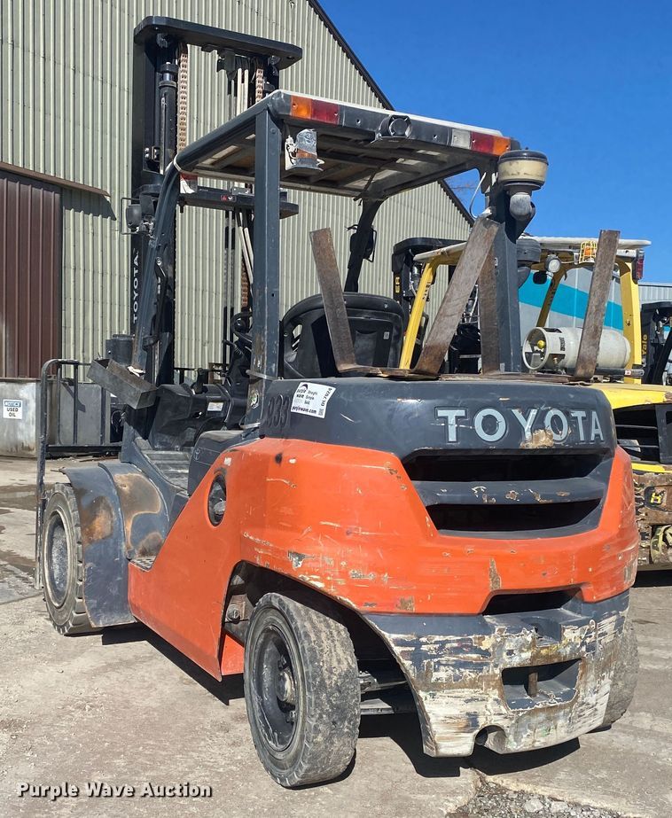 image for item DL7024 Toyota 8FD35U  forklift