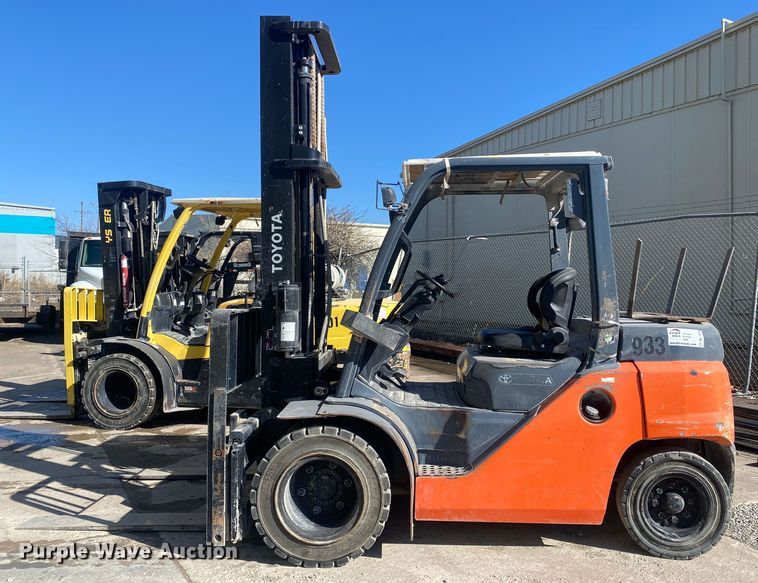 image for item DL7024 Toyota 8FD35U  forklift