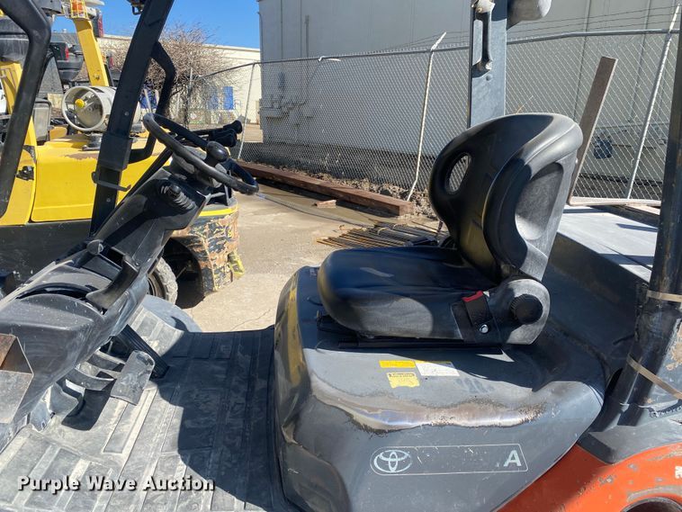 image for item DL7024 Toyota 8FD35U  forklift