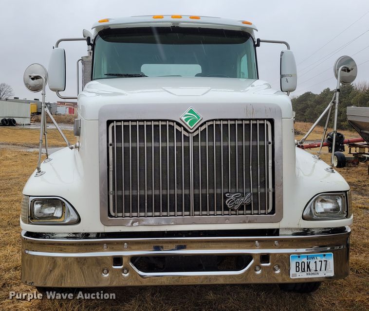 image for item DM8220 2007 International 9400i Eagle  truck cab and chassis