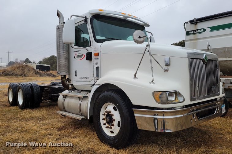 image for item DM8220 2007 International 9400i Eagle  truck cab and chassis