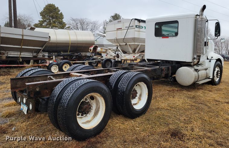 image for item DM8220 2007 International 9400i Eagle  truck cab and chassis