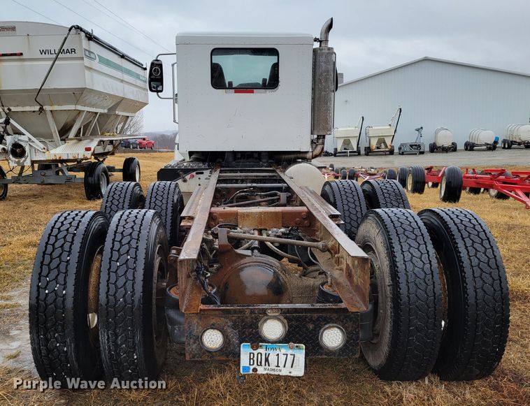 image for item DM8220 2007 International 9400i Eagle  truck cab and chassis