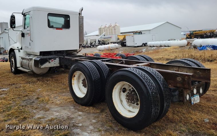 image for item DM8220 2007 International 9400i Eagle  truck cab and chassis