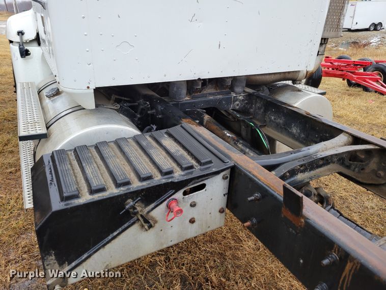 image for item DM8220 2007 International 9400i Eagle  truck cab and chassis