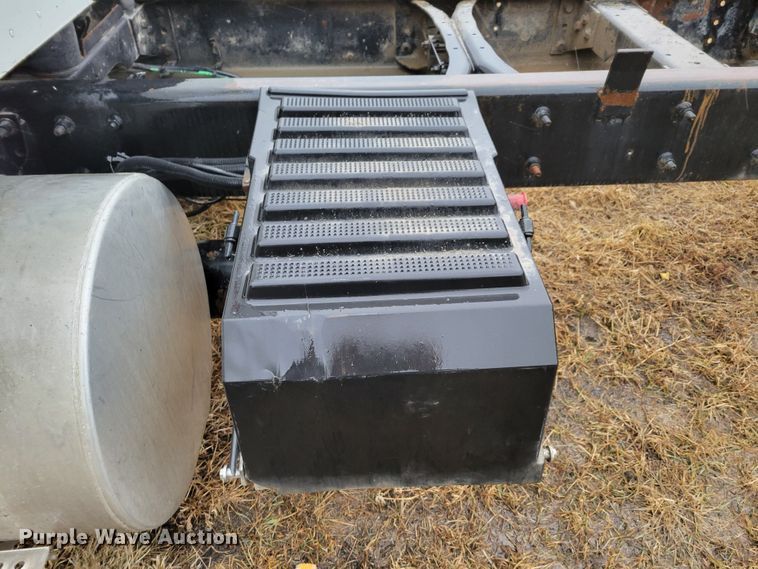 image for item DM8220 2007 International 9400i Eagle  truck cab and chassis