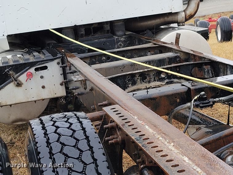 image for item DM8220 2007 International 9400i Eagle  truck cab and chassis