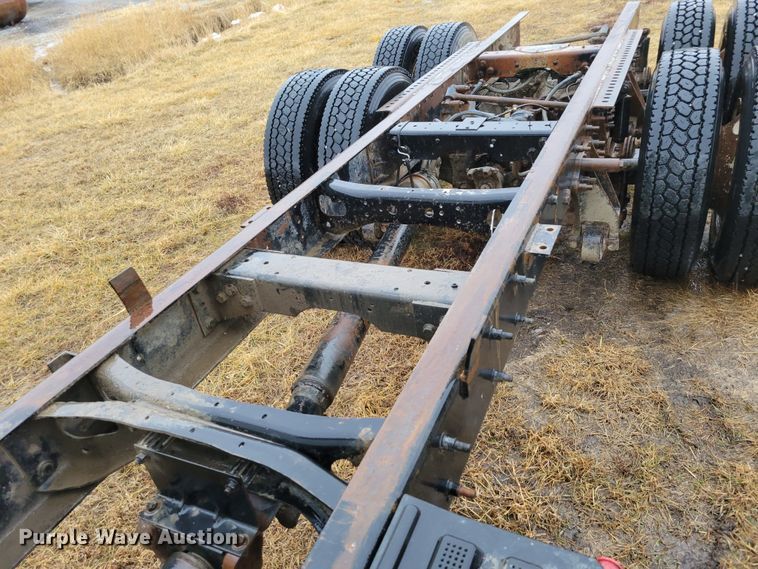 image for item DM8220 2007 International 9400i Eagle  truck cab and chassis