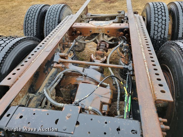 image for item DM8220 2007 International 9400i Eagle  truck cab and chassis