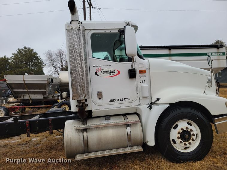 image for item DM8220 2007 International 9400i Eagle  truck cab and chassis