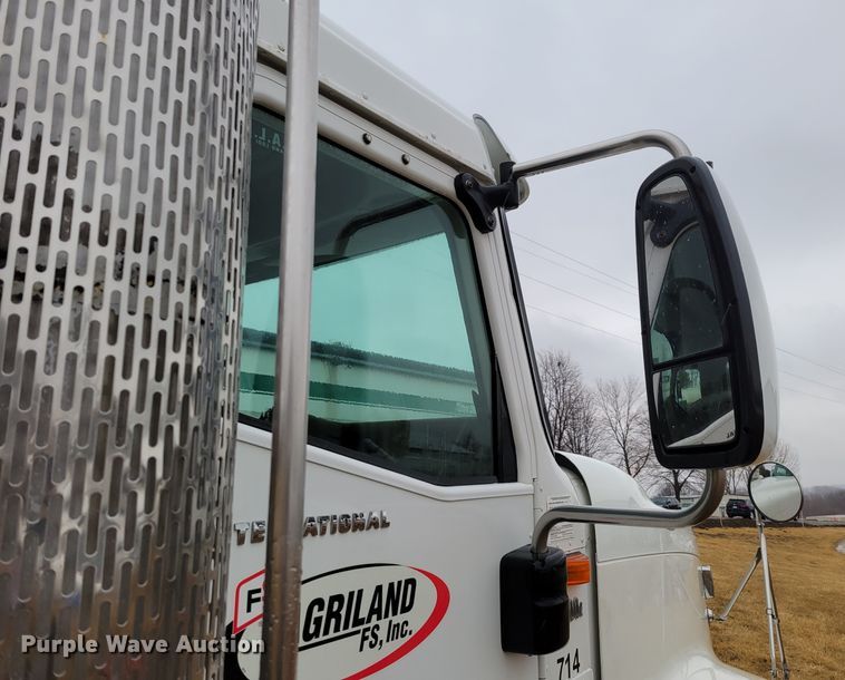 image for item DM8220 2007 International 9400i Eagle  truck cab and chassis