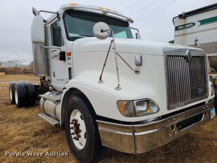 image for item DM8220 2007 International 9400i Eagle  truck cab and chassis